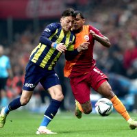 Fenerbahçe's Mesut Özil (L) in action against Galatasaray's Deandre Yedlin (R) during the Süper Lig's Istanbul derby in Istanbul, Turkey, Nov. 21, 2021. (EPA Photo)