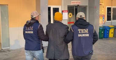 Police officers escort a captured Daesh suspect, in Balıkesir, northwestern Türkiye, Feb. 4, 2025. (İHA Photo) 