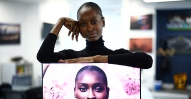 London-based model Alexsandrah Gondora poses for a photograph with her on-screen AI twin "Alex," created by a digital modeling agency, The Diigitals in the AFP offices in London, U.K., Feb. 21, 2025. (AFP Photo)