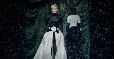 A model presents a creation for Richard Quinn's Autumn-Winter 2025-2026 collection fashion show during London Fashion Week, London, U.K., Feb. 21, 2025. (AFP Photo)