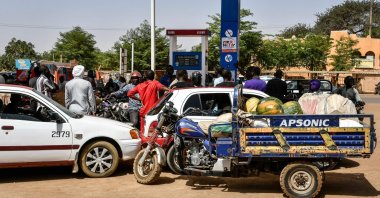 Vehicles queue for petrol at a fuel station amid a fuel shortage, in the outskirts of Niamey, Niger, March 9, 2025. (AFP Photo)