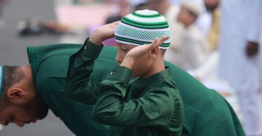 Indian Muslims pray during Eid al-Fitr at Red Road, Kolkata, India, March 31, 2025. (EPA Photo)