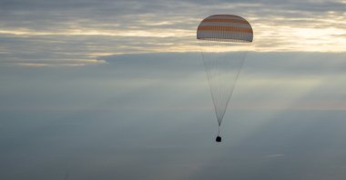 The Soyuz MS-26 space capsule carrying the International Space Station (ISS) crew of NASA astronaut Don Pettit, Roscosmos cosmonauts Alexei Ovchinin and Ivan Vagner descends by parachute before landing in a remote area near Zhezkazgan, Kazakhstan, April 20, 2025. (Reuters Photo)