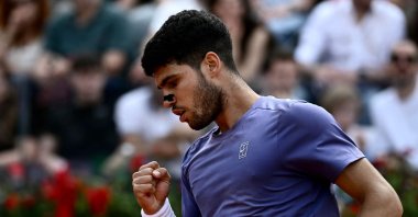 Spain's Carlos Alcaraz reacts during the quarterfinal match of the men's ATP Rome Open tennis tournament against Britain's Jack Draper at the Foro Italico, Rome, Italy, May 14, 2025. (AFP Photo)