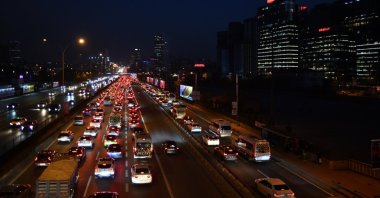 Vehicles are seen in traffic on a highway in Istanbul, Türkiye, April 30, 2025. (AA Photo)
