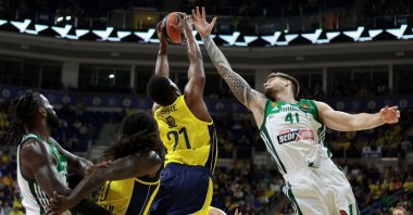 Fenerbahçe's Dyshawn Pierre (C) in action against Panathinaikos' Juancho Hernangomez (R) during the Euroleague basketball match, Istanbul, Türkiye, Oct. 17, 2023. (EPA Photo)