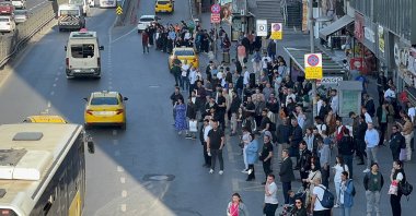 Passengers crowd the bus stop, waiting for buses that have not arrived due to the ongoing service disruption, Istanbul, Türkiye, May 22, 2025. (AA Photo)