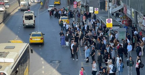 Passengers crowd the bus stop, waiting for buses that have not arrived due to the ongoing service disruption, Istanbul, Türkiye, May 22, 2025. (AA Photo)