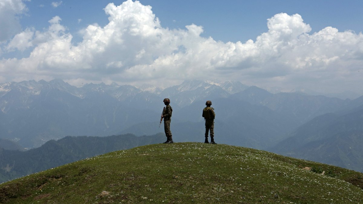 Indian army soldiers stand guard near the Line of Control (LoC) between Pakistan and India, in Poonch sector of India&#039;s Jammu region, May 20, 2025. (AFP Photo)