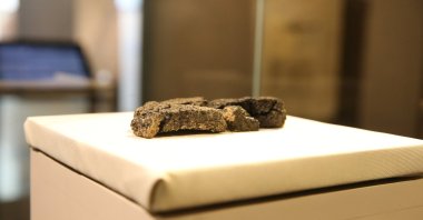 The 5,000-year-old "Küllüoba bread," unearthed during the ongoing excavations at the Küllüoba Mound in Eskişehir’s Seyitgazi district since 1996, on display at the ETI Archaeology Museum, May 21, 2025. (AA Photo)