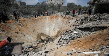 Palestinians search for casualties at the site of an Israeli strike on a house, in Jabalia, northern Gaza Strip, May 23, 2025. (Reuters Photo)