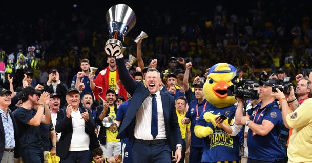 Fenerbahce's head coach Saras Jasikevicius celebrates with the trophy after winning the EuroLeague Final Four final match against AS Monaco, Abu Dhabi, UAE, May 25, 2025. (EPA Photo)