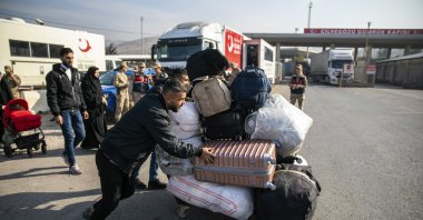 Syrian families arrive at the Cilvegözü border gate to cross into Syria from Türkiye, near Antakya, Türkiye, Dec. 10, 2024. (AP Photo)