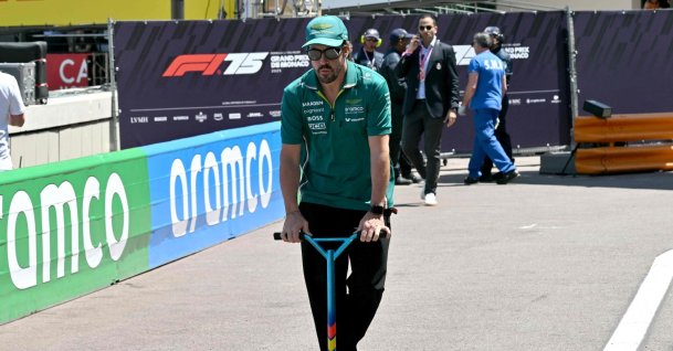 Aston Martin's Spanish driver Fernando Alonso rides a scooter as he arrives at the track ahead of the Formula One Monaco Grand Prix at the Circuit de Monaco, Monaco, May 25, 2025. (AFP Photo)