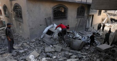 Palestinians check the destruction following Israeli strikes in Jabalia's Saftawi neighborhood in the northern Gaza Strip, May 22, 2025. (AFP Photo)