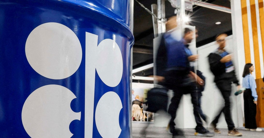 People walk past an installation depicting a barrel of oil with the OPEC logo at the COP29 United Nations climate change conference, Baku, Azerbaijan, Nov. 19, 2024. (Reuters Photo)