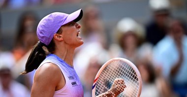 Poland's Iga Swiatek celebrates her victory over Kazakhstan's Elena Rybakina during their women's singles match on day 8 of the French Open tennis tournament on Court Philippe-Chatrier at the Roland-Garros Complex, Paris, France, June 1, 2025. (AFP Photo)