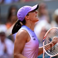 Poland's Iga Swiatek celebrates her victory over Kazakhstan's Elena Rybakina during their women's singles match on day 8 of the French Open tennis tournament on Court Philippe-Chatrier at the Roland-Garros Complex, Paris, France, June 1, 2025. (AFP Photo)
