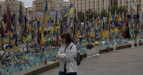 A woman visits a memorial for the fallen Ukrainian and foreign fighters on the Independence Square in Kyiv, Ukraine, May 14, 2025. (AFP Photo)