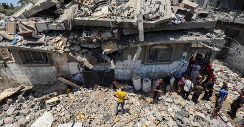 People inspect the damage at the site of an Israeli strike that targeted a house in the Nuseirat camp for Palestinian refugees, central Gaza Strip, Palestine, June 1, 2025. (AFP Photo)