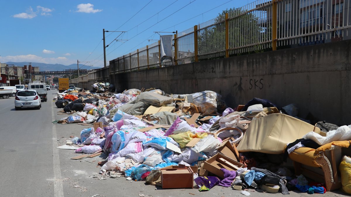 Garbage bags pile up along a sidewalk in the Kordon area as municipal workers continue their strike in Izmir, Türkiye, June 2, 2025. (AA Photo)