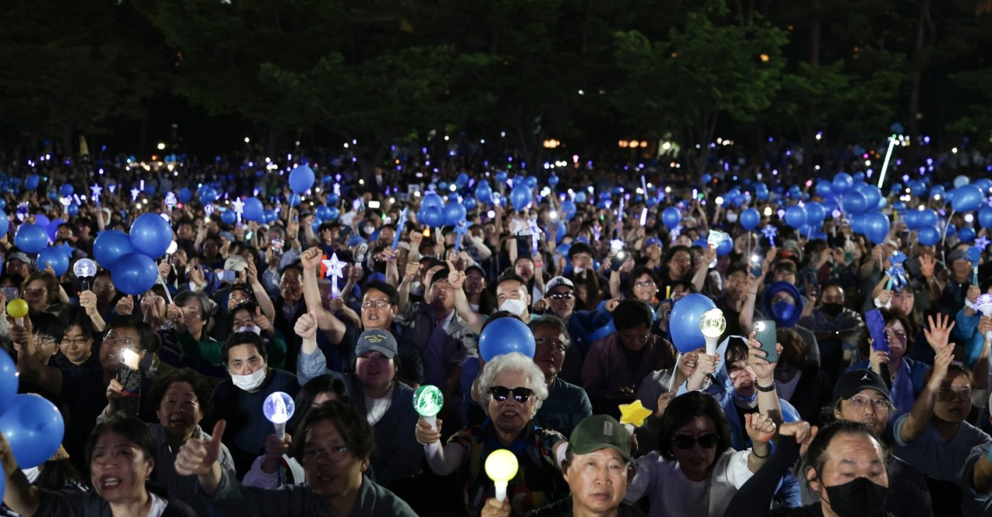 Supporters of the Democratic Party presidential candidate, Lee Jae-myung (not pictured), attend his final campaign rally for the South Korean presidential election in Seoul, South Korea, June 2, 2025. (EPA Photo)